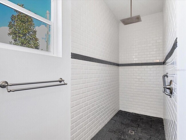 Building Photo - 4524 Riverwood Ave