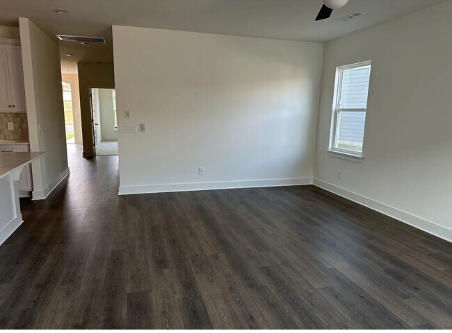 Building Photo - 5049 Greentree Dr