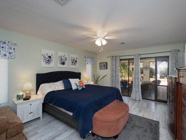 Building Photo - "Spacious 3-Bed Sanctuary with 3.5 Baths in Charming Port Charlotte!"