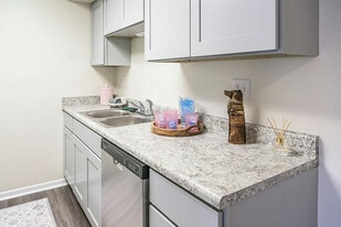 Building Photo - Steinhurst Manor