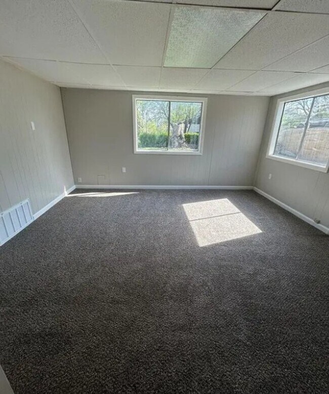 Building Photo - 1711 Parklane Dr