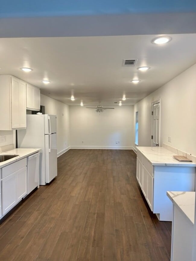 Building Photo - 1018 W 25th Ave