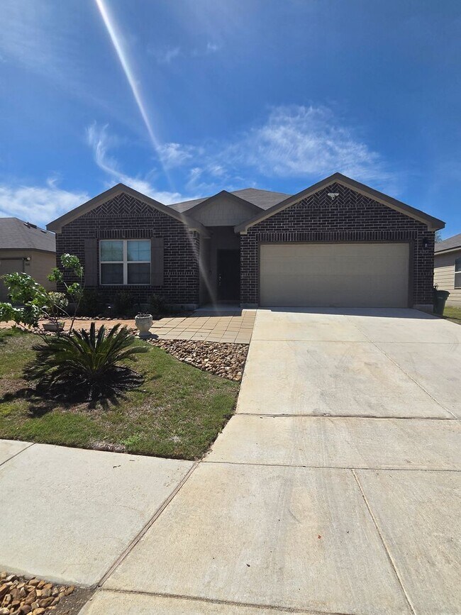 Building Photo - 3 miles from Lackland AFB!! $250 off of the first full month's rent!