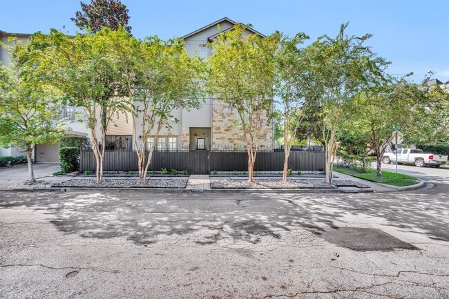 Building Photo - 2101 Elmen St
