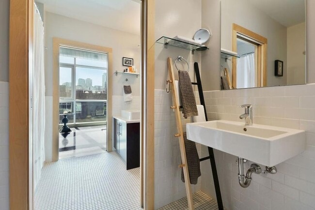 Building Photo - 345 N 6th Ave