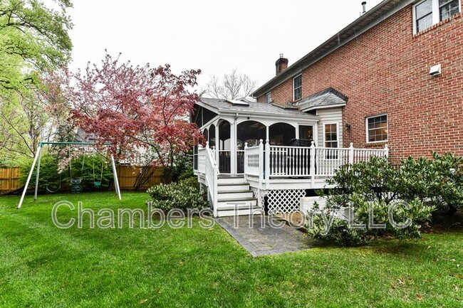 Building Photo - 6866 Melrose Dr