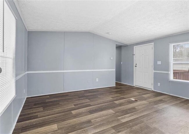 Building Photo - 204 Fleetwood Dr