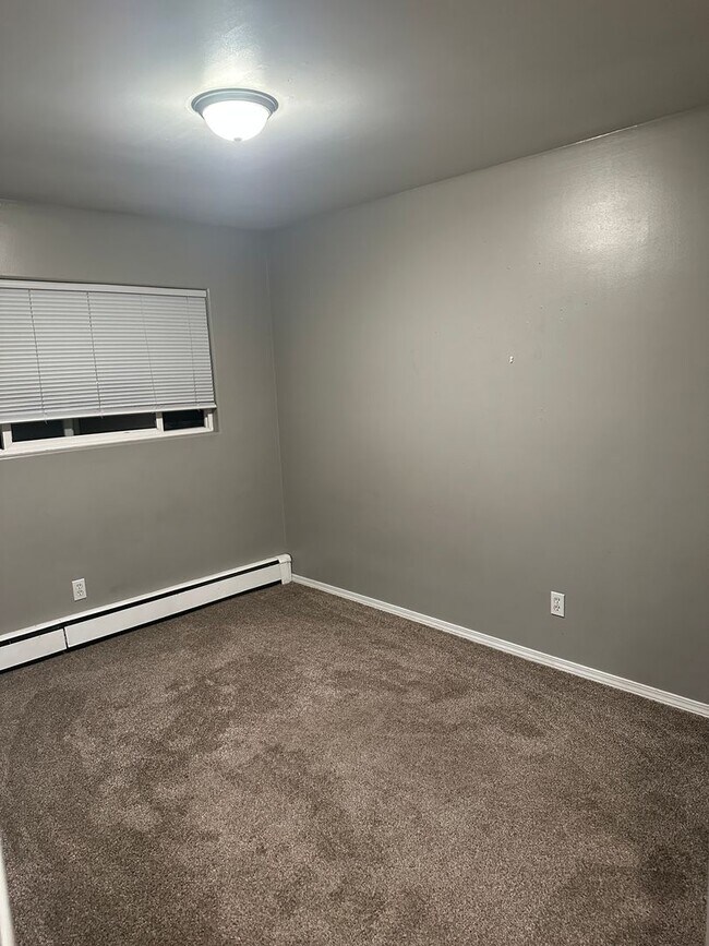 Building Photo - 3 Bed/1 Bath - Heat included!