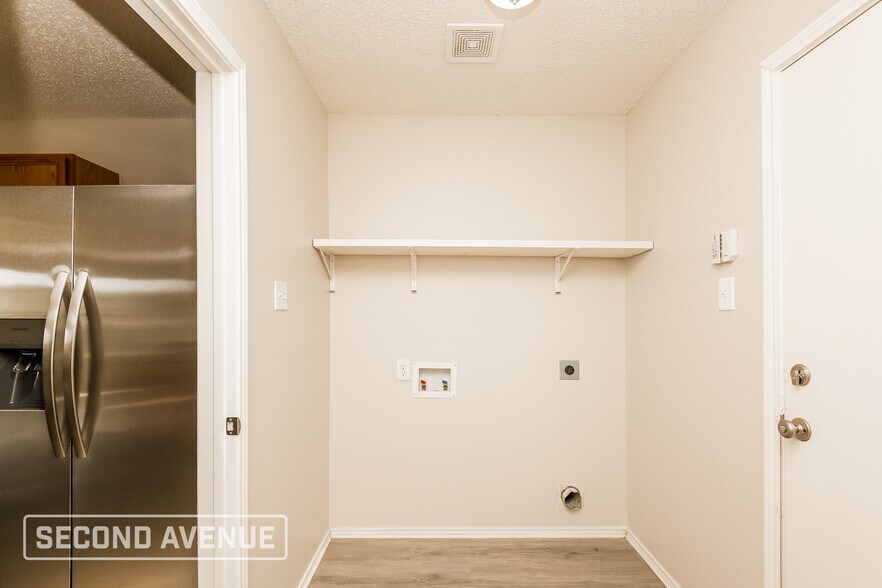 Building Photo - 4845 Waterford Dr