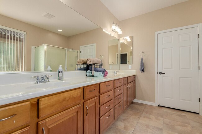 Building Photo - Gorgeous Property in 55+ Community