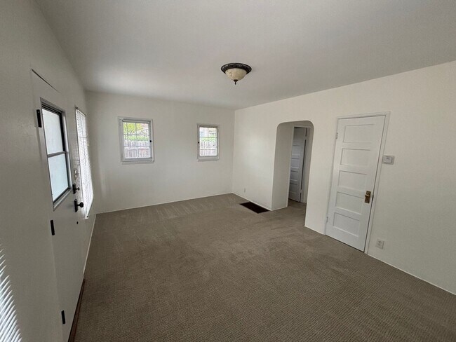 Building Photo - Charming One-Bedroom Retreat in Prime Santa Barbara Location