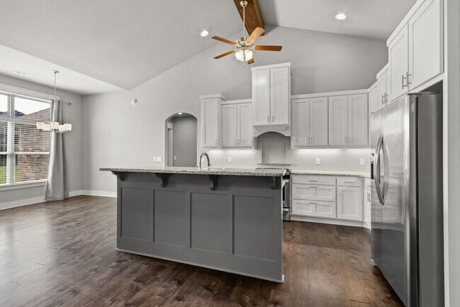 Building Photo - Come home to this stunning 4 bed/2 bath split floorplan home in Centerton!