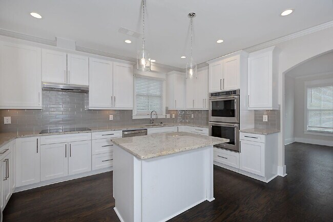 Building Photo - 2033 Cherokee Dr