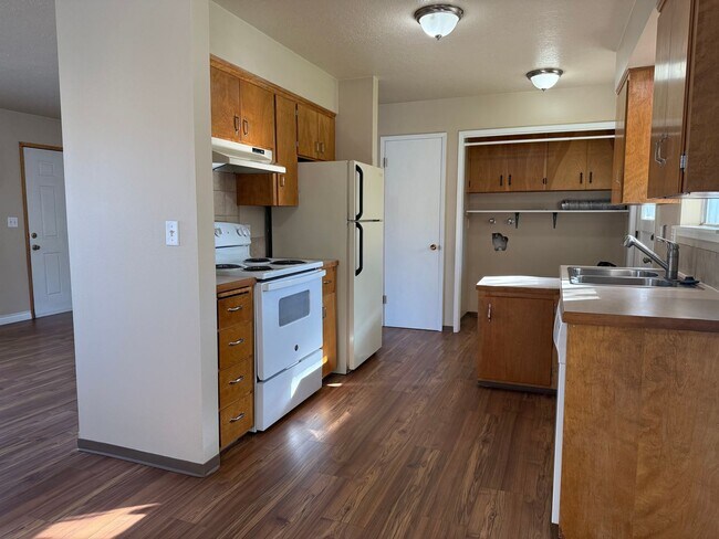 Building Photo - 806-808 W 6th Ave