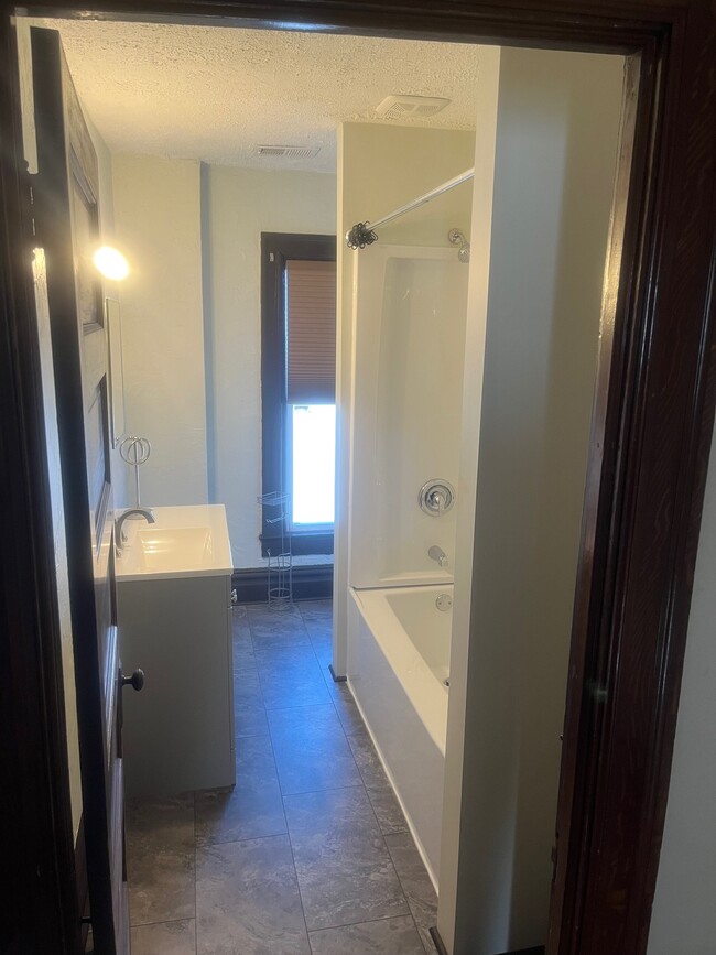 Full Bathroom - 315 5th St