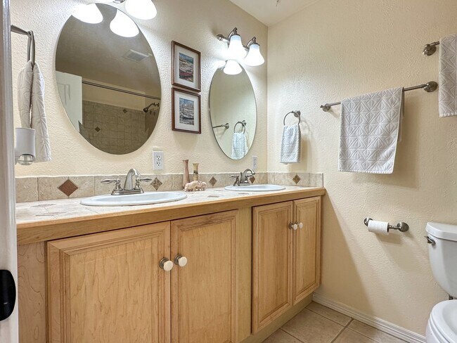 Building Photo - Updated Single-Family Home with Large Back...