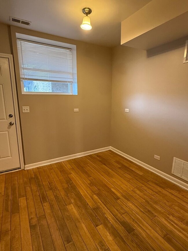 Building Photo - 3 Bedroom 2 Bath Apartment in Rogers Park