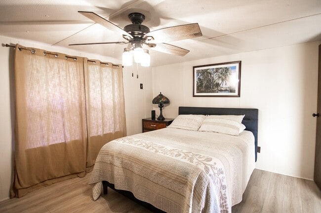 Building Photo - 1631 W Pine Lake Dr