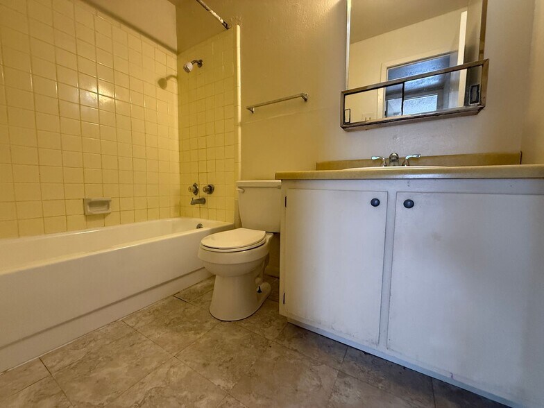 Building Photo - 4306 Lake Rd