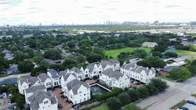 Building Photo - 9941 Woodwind Ln