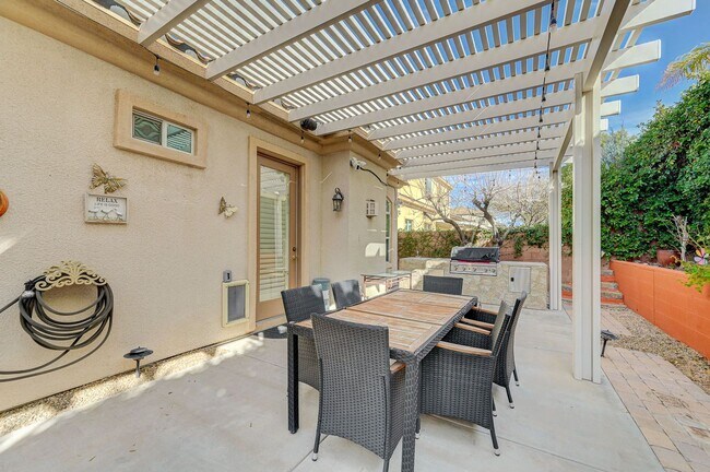 Building Photo - Stunning single-story home in picturesque community!