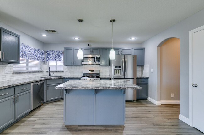 Building Photo - BEAUTIFUL POOL HOME W/RV