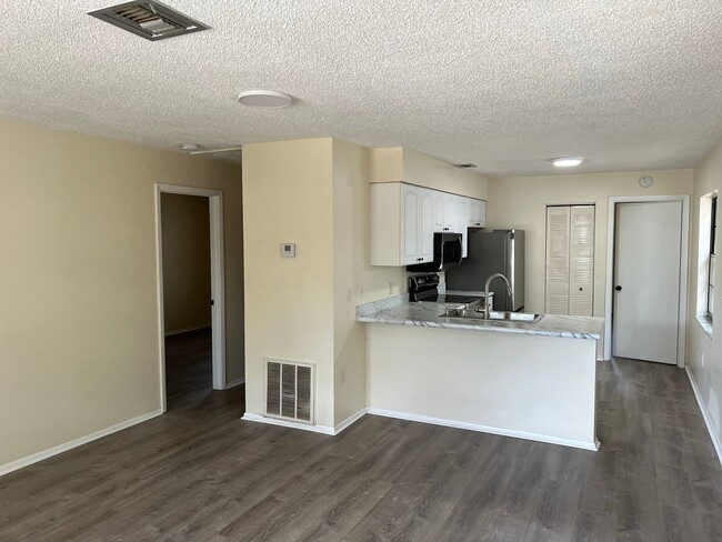 Building Photo - Annual 3 Bedroom 2 bath Duplex $1,795 a month