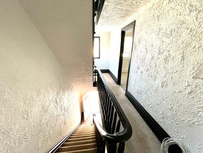 Building Photo - Mt. Washington house, 3 bedroom 2 1/2 bath house with great kitchen, yard, laundry June 1st