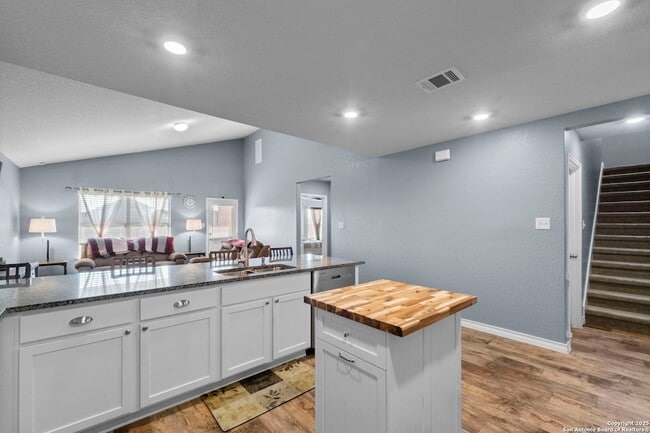 Building Photo - 511 Diamond Shls