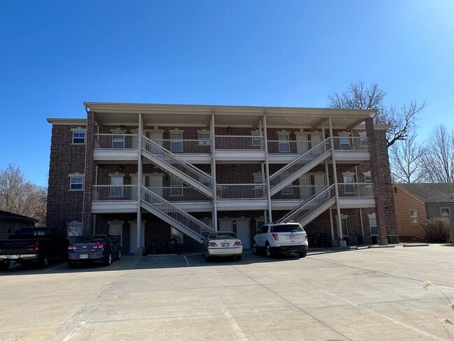 Building Photo - 2 bedroom unit across street from KSU Campus. Available August 1st!