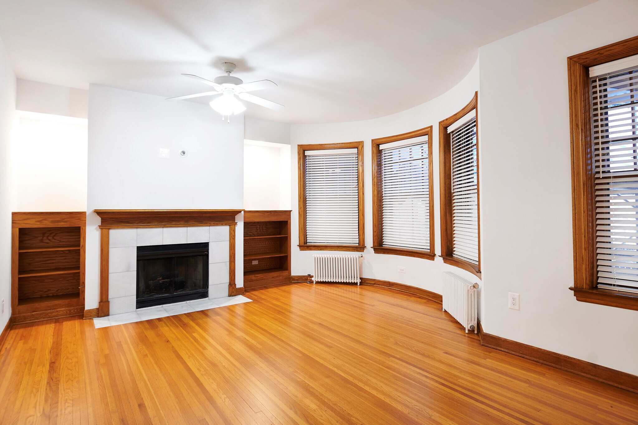 Working Gas Fireplace, Marble Surround, Book Shelves, Bay Windows - 5610 N Kenmore Ave