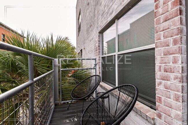 Building Photo - Fully Furnished Townhome w/ Private Garage