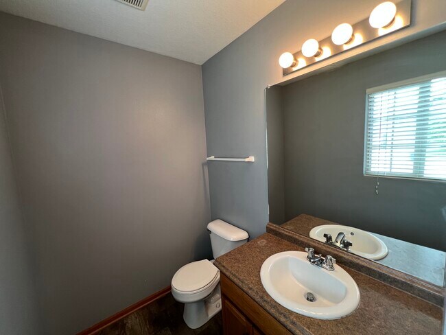 Building Photo - 480 SE Waco Pl