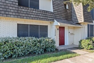 Building Photo - SPACIOUS UPDATED TOWNHOME - 1440SF