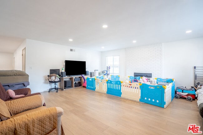 Building Photo - 5533 N Charlotte Ave