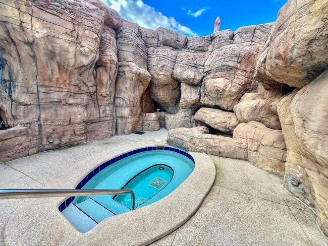 Building Photo - 5225 Collins Ave