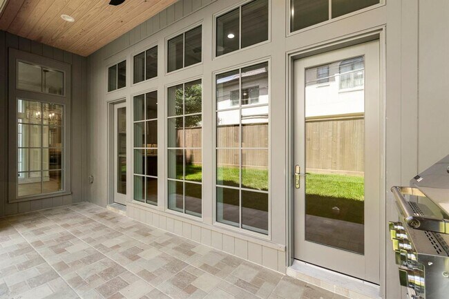 Building Photo - 2214 Bartlett St