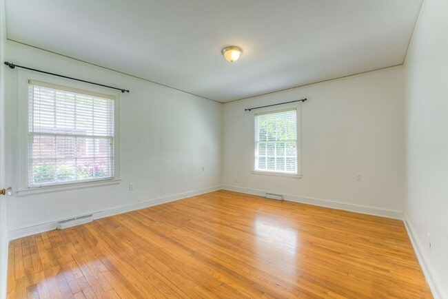 Building Photo - Beautiful 3 bed/3 full baths PLUS flex spa...