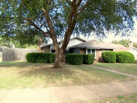 Building Photo - 1485 Larchmont Dr