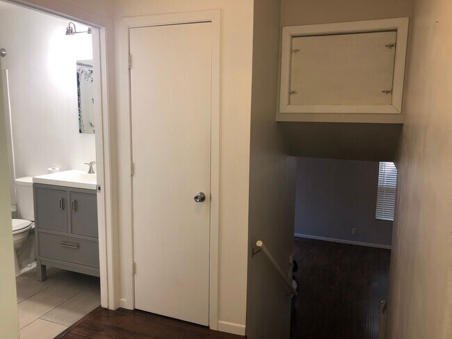 Building Photo - Beautiful Home next to Paddock Lake (3BR/1.5BA)