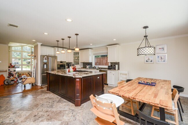 Building Photo - 9906 Cedardale Dr