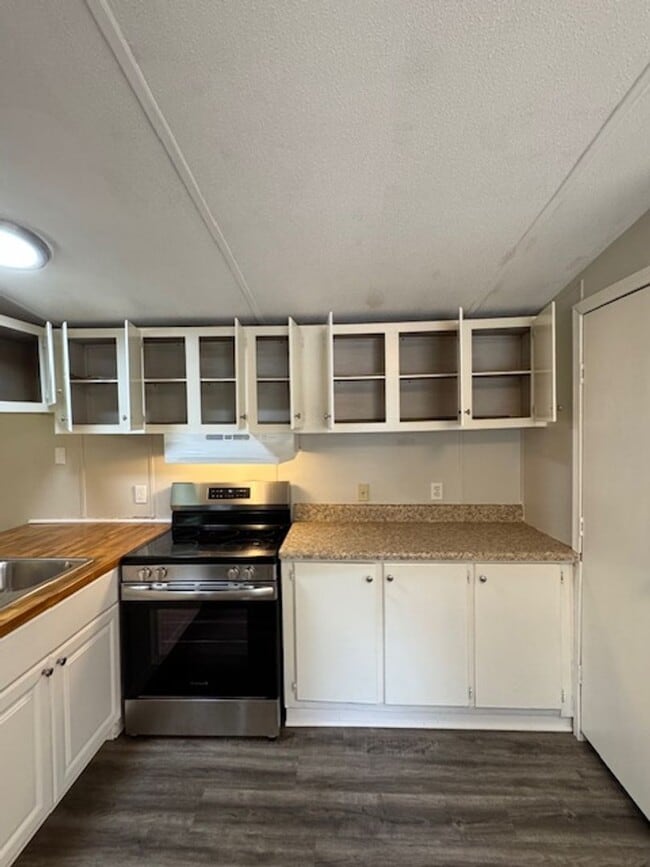 Building Photo - 2 bedrooms, 1 full bath located on a quiet lot. 1 story living with a great open floor plan. Very...