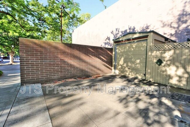 Building Photo - 1015 27th St