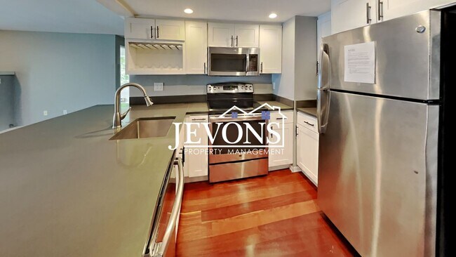 Building Photo - Stunning property in the heart of Seattle!