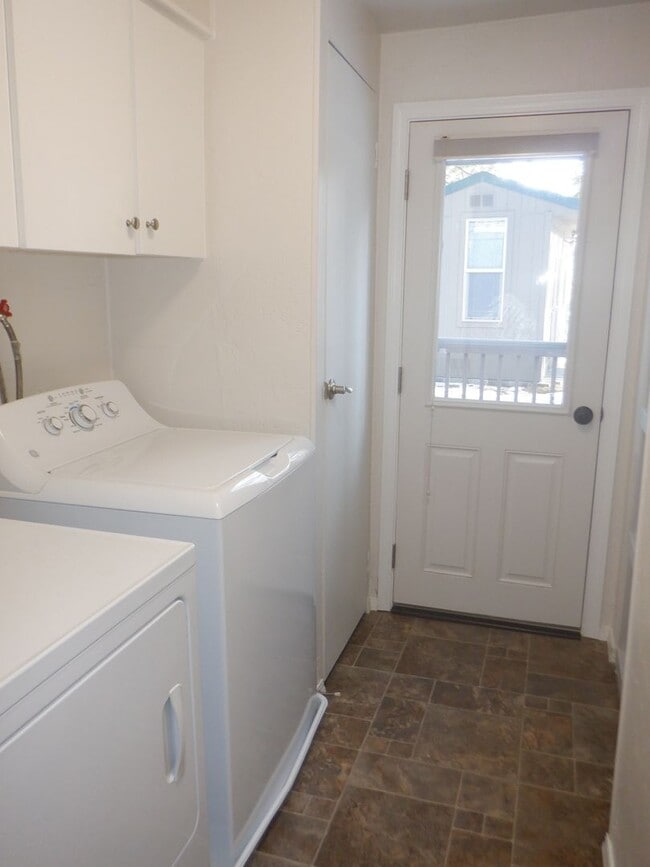 Building Photo - Remodeled SW Bend Single Level Home on Spa...