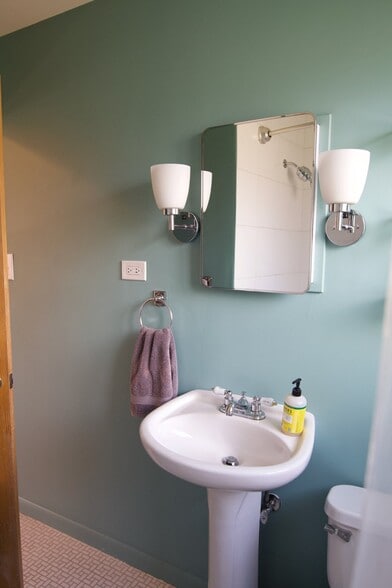 Building Photo - 1600 Winona Ct