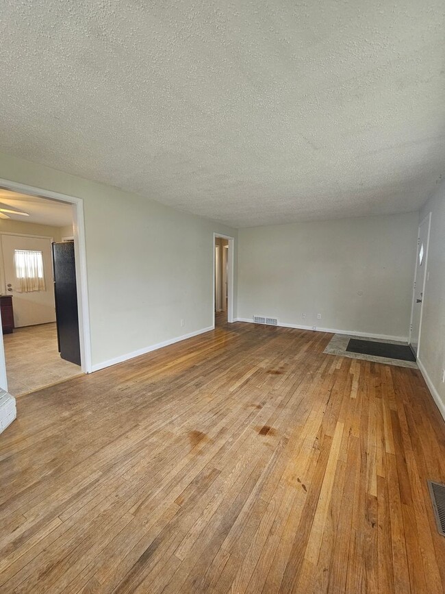 Building Photo - 4 BED | 2 BATH | SINGLE-FAMILY HOME | NORT...