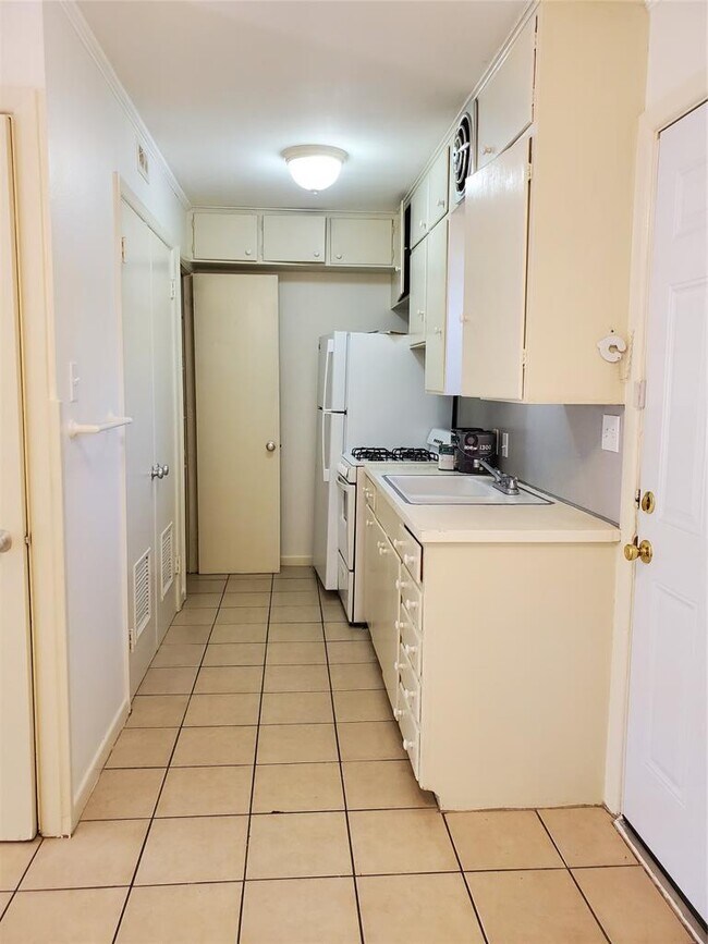 Building Photo - 3202 Grooms St