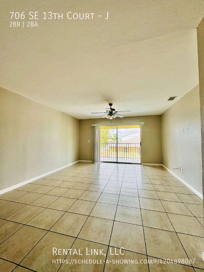 Building Photo - 706 SE 13th Ct