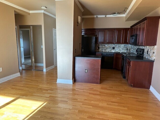 Building Photo - Spacious 1bd/1ba TOP FLOOR CONDO! Availabl...